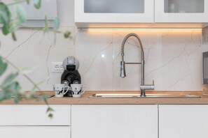 Fridge, stovetop, coffee/tea maker