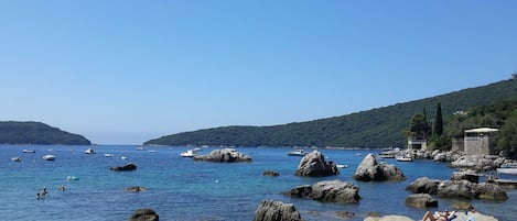 Una spiaggia nelle vicinanze
