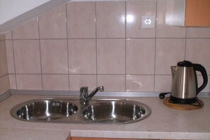 Refrigerador, horno, parrilla de estufa y cafetera y tetera 