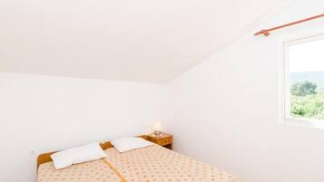 2 bedrooms, iron/ironing board, travel cot, free WiFi