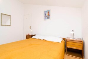 2 bedrooms, iron/ironing board, travel cot, free WiFi