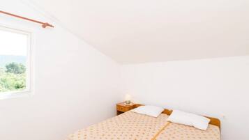 2 bedrooms, iron/ironing board, travel cot, free WiFi