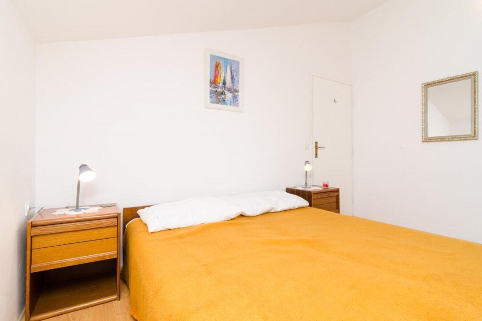 2 habitaciones, tabla de planchar con plancha y cuna de viaje 