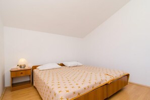 2 bedrooms, iron/ironing board, travel cot, free WiFi