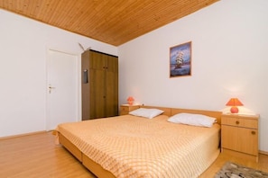 1 habitación, tabla de planchar con plancha y cuna de viaje 