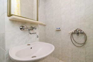 Bathroom - Apartments Sutvid- One Bedroom Apartment with Loggia and Sea View (Drace)
