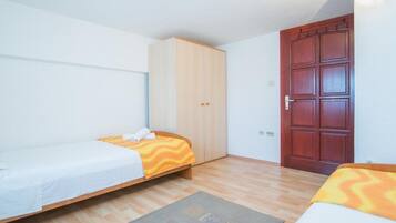 2 slaapkamers, een strijkplank/strijkijzer, reisbedje, gratis wifi