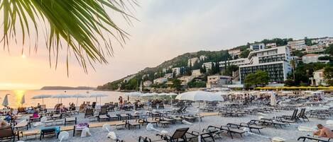 Una spiaggia nelle vicinanze