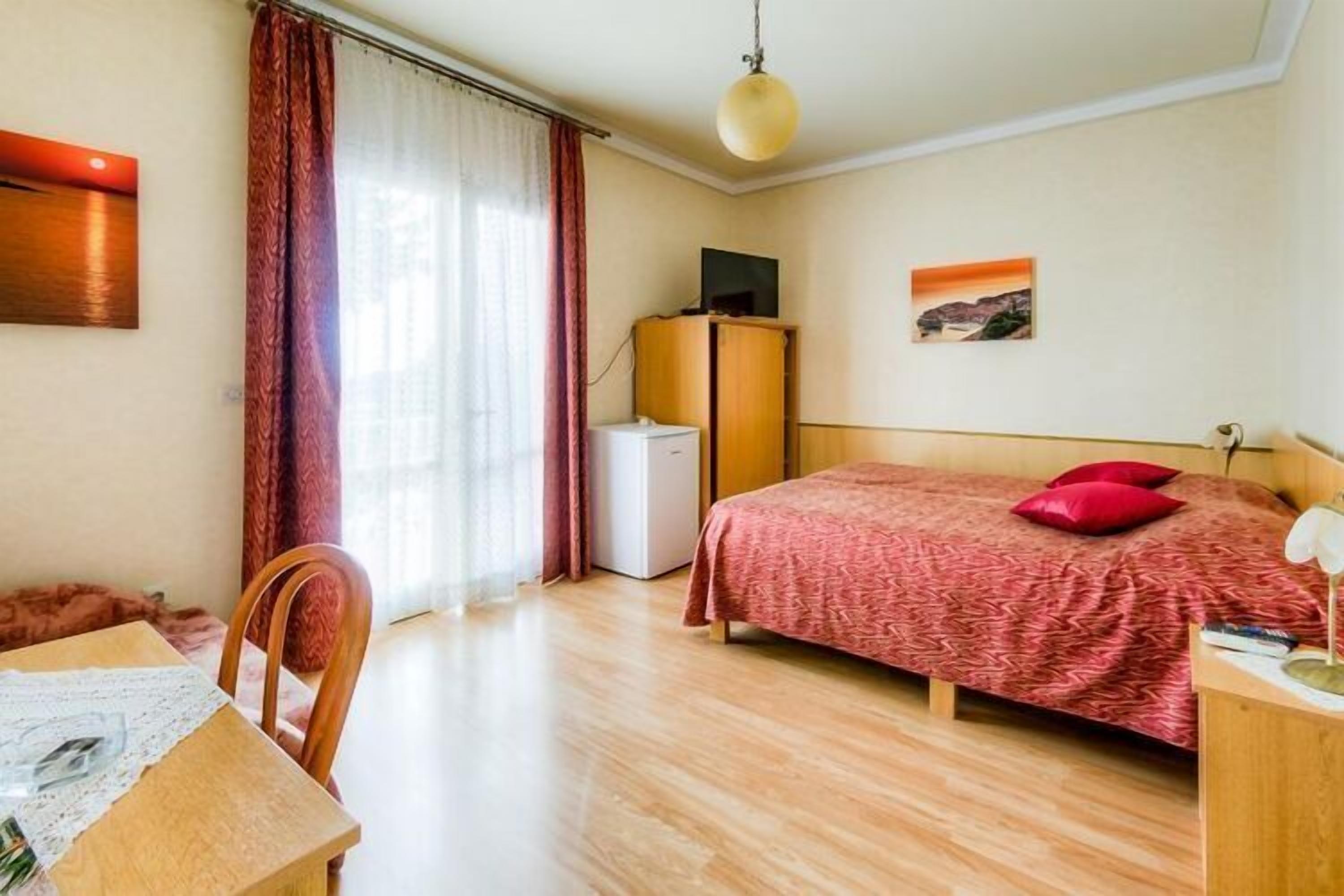 1 bedroom, travel cot, free WiFi, bed sheets