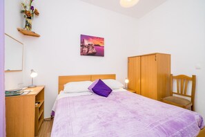 1 chambre, lit parapluie, Wi-Fi gratuit, draps fournis