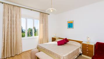 1 bedroom, travel crib, free WiFi