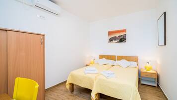 2 bedrooms, travel cot, free WiFi, bed sheets