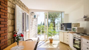 Kjøleskap, ovn, kokeplater og spisebord