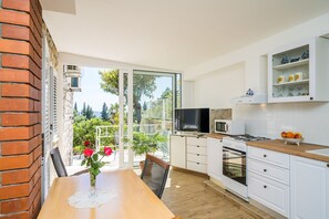 Kylskåp, ugn, spishäll och matbord