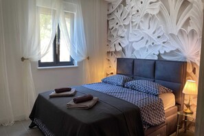 2 chambres, fer et planche à repasser, lit de bébé portatif
