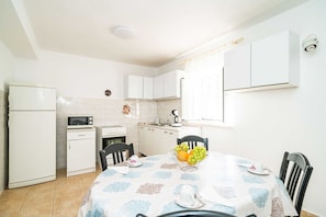 Fridge, microwave, oven, coffee/tea maker