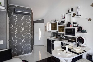 Réfrigérateur, four à micro-ondes, surface de cuisson, lave-vaisselle
