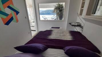 1 habitación, tabla de planchar con plancha y cuna de viaje