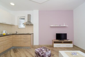 Réfrigérateur, micro-ondes, plaque de cuisson