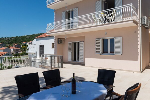 Outdoor dining - Apartments Marmo - Comfort One Bedroom Apartment with Balcony and Sea View (Apartman 2) (Mlini)