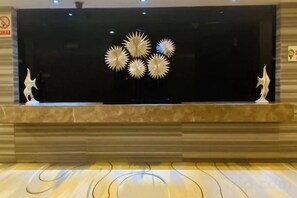 A reception desk with a dark backdrop and decorative elements. - Liansheng Hotel (Fuding Taiyushan Branch) (Fuding)