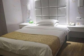 A hotel room with a bed, bedside table, and a window with a view. - Liansheng Hotel (Fuding Taiyushan Branch) (Fuding)