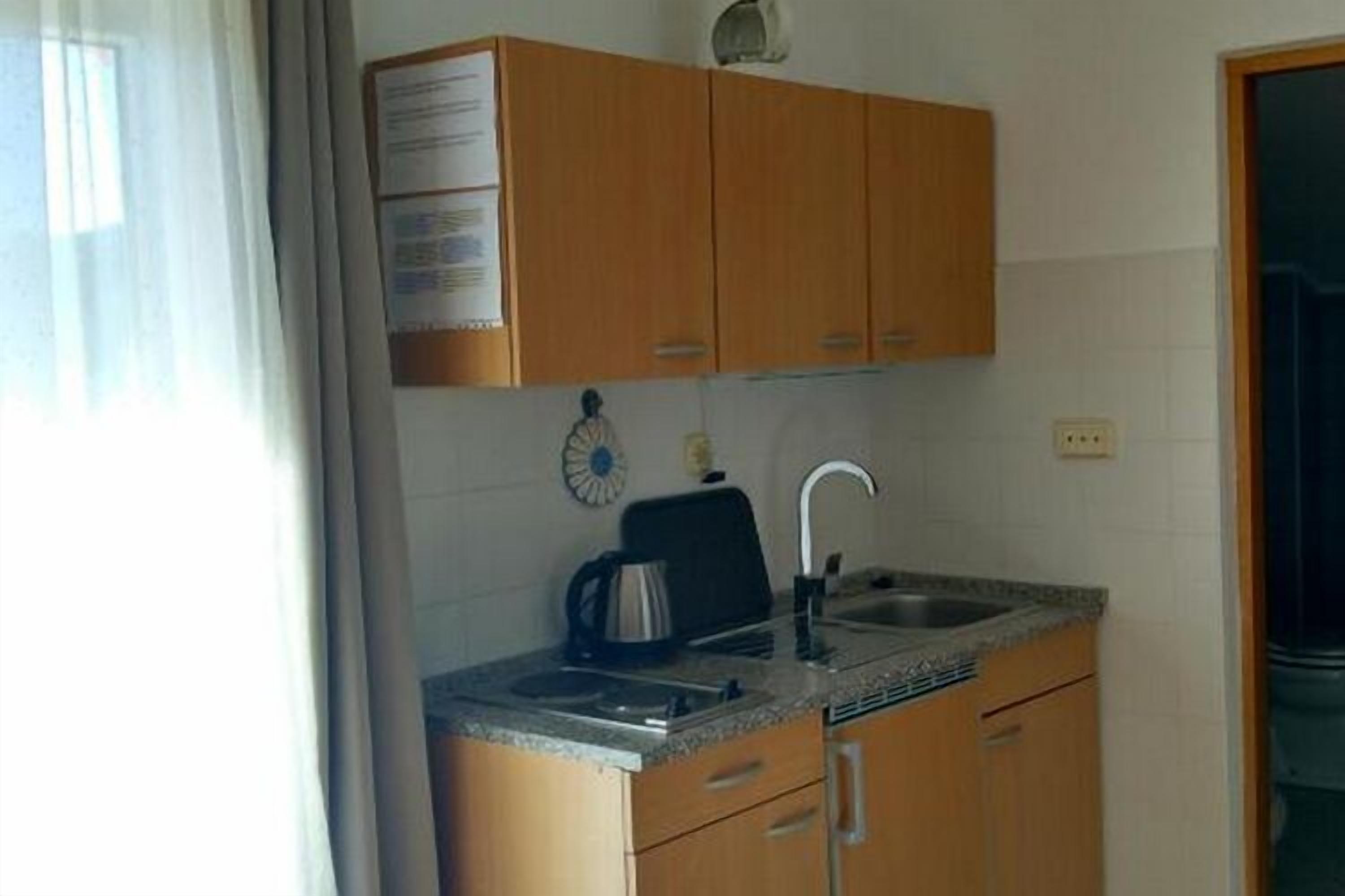 Wasserkocher mit Kaffee-/Teezubehör, Kühlschrank, Mikrowelle, Herdplatte