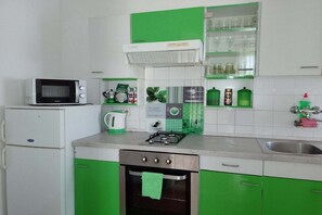 Réfrigérateur, four à micro-ondes, un four, surface de cuisson