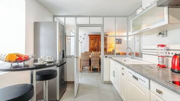 Kjøleskap, mikrobølgeovn, ovn og kokeplater