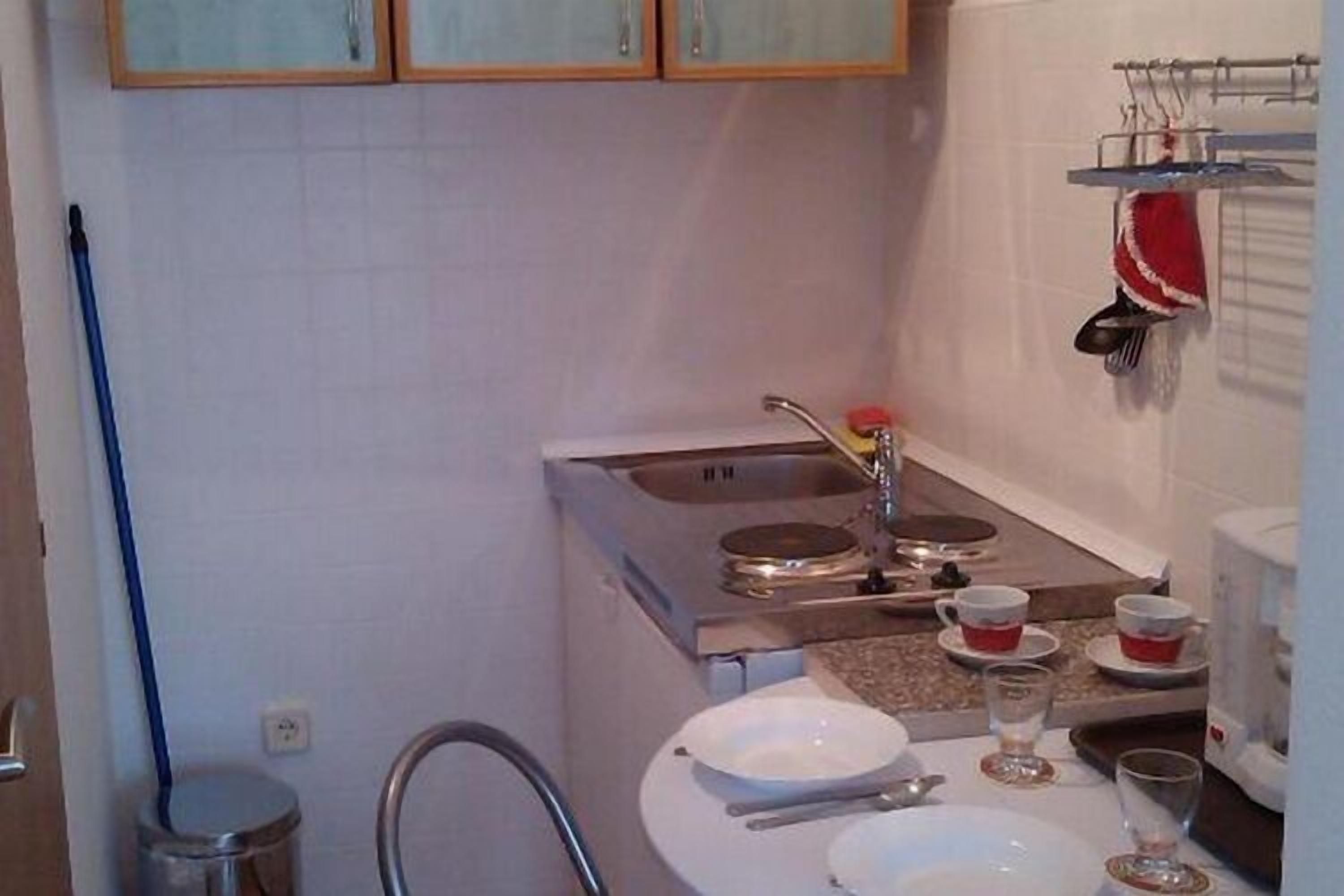 Wasserkocher mit Kaffee-/Teezubehör, Kühlschrank, Mikrowelle, Herdplatte