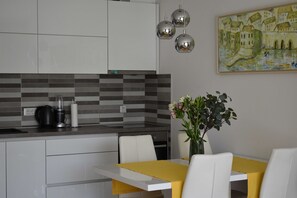Fridge, oven, stovetop, dishwasher
