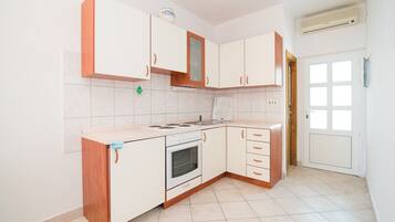 Fridge, oven, stovetop, coffee/tea maker
