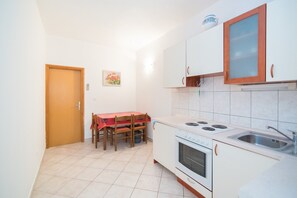 Fridge, oven, stovetop, coffee/tea maker