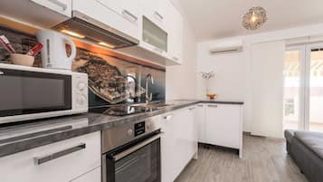 Réfrigérateur, micro-ondes, four, plaque de cuisson