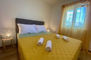 2 quartos, ferros/tábuas de passar roupa, berço de viagem