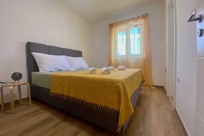 2 chambres, fer et planche à repasser, lit de bébé portatif