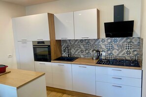 Réfrigérateur, un four, surface de cuisson, lave-vaisselle
