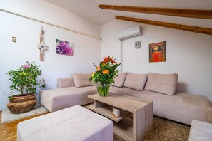 Smart TV - Apartments & Rooms Mara & Petrunjela - One Bedroom Apartment with Balcony and Sea View (Cavtat)