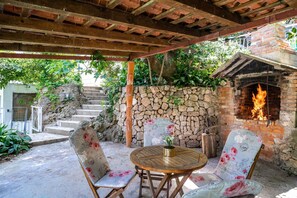 Outdoor dining - Apartments & Rooms Mara & Petrunjela - One Bedroom Apartment with Balcony and Sea View (Cavtat)