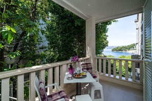 Outdoor dining - Apartments & Rooms Mara & Petrunjela - Deluxe Double Room with Sea View (Cavtat)