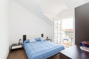 1 habitación, tabla de planchar con plancha y cuna de viaje