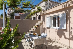 Outdoor dining - Apartment Meet & Greet- Studio Apartment with Terrace and Sea View (Dubrovnik)