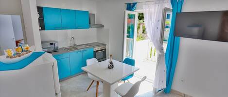 Réfrigérateur, micro-ondes, four, plaque de cuisson