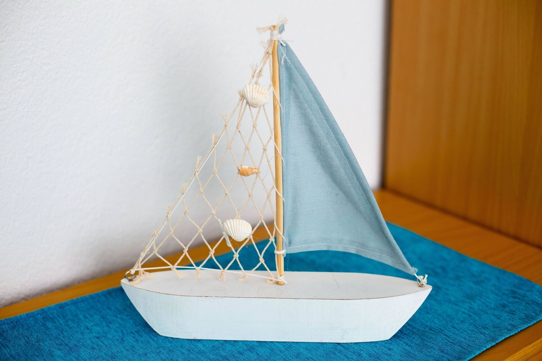 Un velero modelo sobre una alfombra azul.