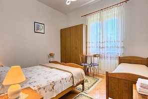 3 bedrooms, iron/ironing board, free WiFi