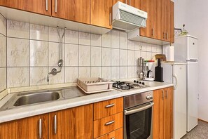 Een koelkast, een magnetron, een oven, een kookplaat