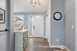 Interior - "Serenity Shores" Mins to Lake |King Bed |10 Guests (Invermere)