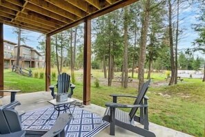 Terrace/patio - "Serenity Shores" Mins to Lake |King Bed |10 Guests (Invermere)