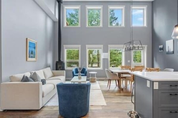 Smart TV - "Serenity Shores" Mins to Lake |King Bed |10 Guests (Invermere)