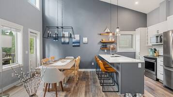 Coffee/tea maker, fridge, microwave, oven